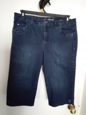 Like New Gloria Vanderbilt Dark Blue Denim Capri Jeans with Hem Button